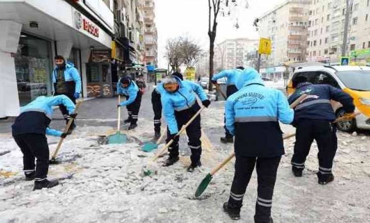 Yenişehir Belediyesi kaldırımları buzdan temizliyor